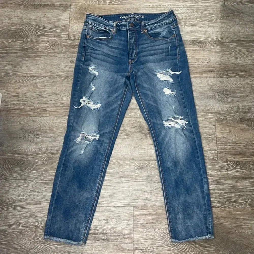 American eagle size 8 tomgirl denim distressed blue jeans straight leg stretch